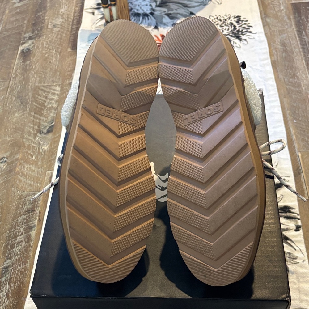 Women’s Sorel Waterproof booties, like new. Size 10.5 - Picture 6 of 6